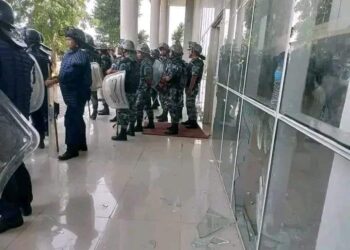 नेकपा एमाले कार्यकर्ता द्वारा सिटी हल सुर्खेतको सिसा तोडफोड