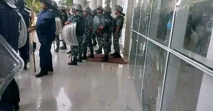 नेकपा एमाले कार्यकर्ता द्वारा सिटी हल सुर्खेतको सिसा तोडफोड
