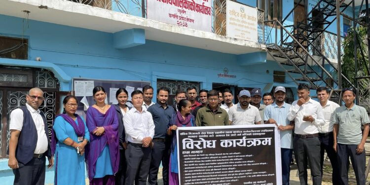 पेन डाउनलाई सशक्त  बनाउदै भेरीगंगा नगरपालिकाका कर्मचारी