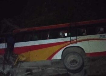 पाेखराबाट सुर्खेतका लागि छुटेकाे बस दाङमा दुर्घटना, १४ जना घाइते