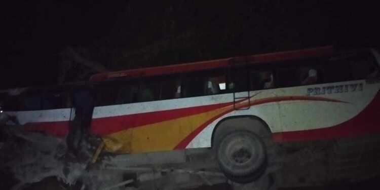 पाेखराबाट सुर्खेतका लागि छुटेकाे बस दाङमा दुर्घटना, १४ जना घाइते
