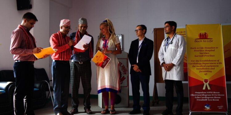 प्रदेश अस्पताल सुर्खेतलाई स्वास्थ्य सामग्री सहयोग