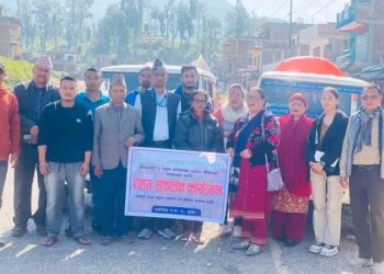बोटेचौर बजार ब्यबस्थापन समिति द्धारा भुकम्प पिडितलाई राहत हस्तान्तरण