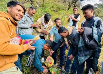 छत्रेश्वरीको चमेरे गुफामा शौचालय बनाउँदै युवा क्लव