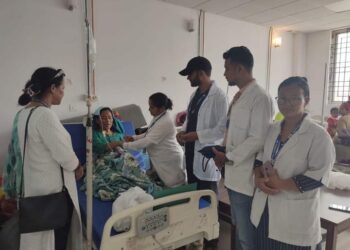 खजुरा गाउँपालिकाका स्वास्थ्यकर्मी भुकम्पबाट घाइतेको उपचारका लागी भेरी अस्पतालमा