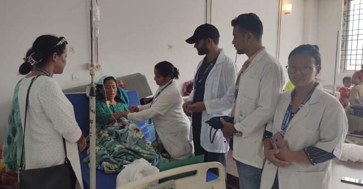 खजुरा गाउँपालिकाका स्वास्थ्यकर्मी भुकम्पबाट घाइतेको उपचारका लागी भेरी अस्पतालमा