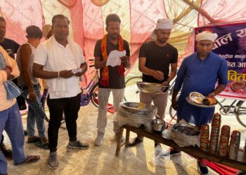 नेपाल यादव युवा संघको नेतृत्वमा महोत्तरी आगलागी पीडितहरूलाई राहत सामाग्री वितरण