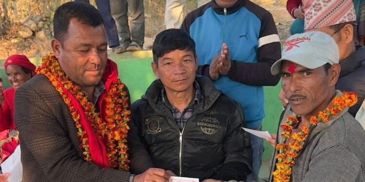 सुर्खेत–१ मा एमाले प्रवेशको लहर, बिभिन्न पार्टी छोड्दै दर्जनौं युवा एमालेमा