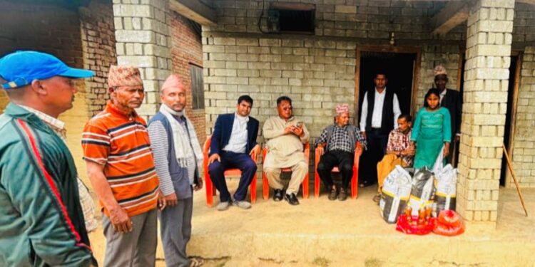 मानसिक समस्या भएका युवाको परिवारलाई गुर्भाकोट नगरपालिकाको राहत सहयोग