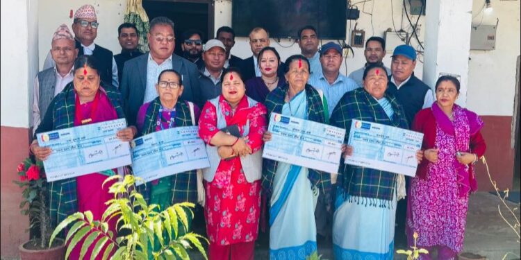 ६० वर्ष पुगेका महिला स्वास्थ्य स्वयंसेविकालाई सम्मानित गर्दै गुर्भाकोट नगरपालिकाको विदाइ