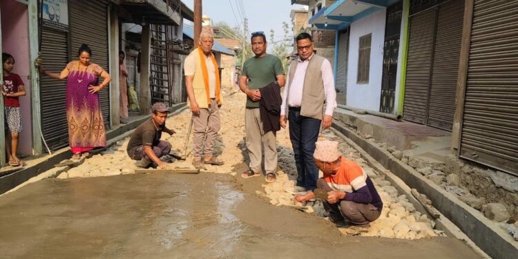 मेहेलकुना भित्री बजार सडक स्तरोन्नती तीव्र : वडा ८ मा विकास निर्माणका गतिविधि बढ्दै