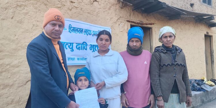 तीन किस्ता मात्रै तिरेका खड्काको परिवारलाई हिमालयन लाइफद्वारा ५ लाख ६० हजार मृत्युदावी भुक्तानी